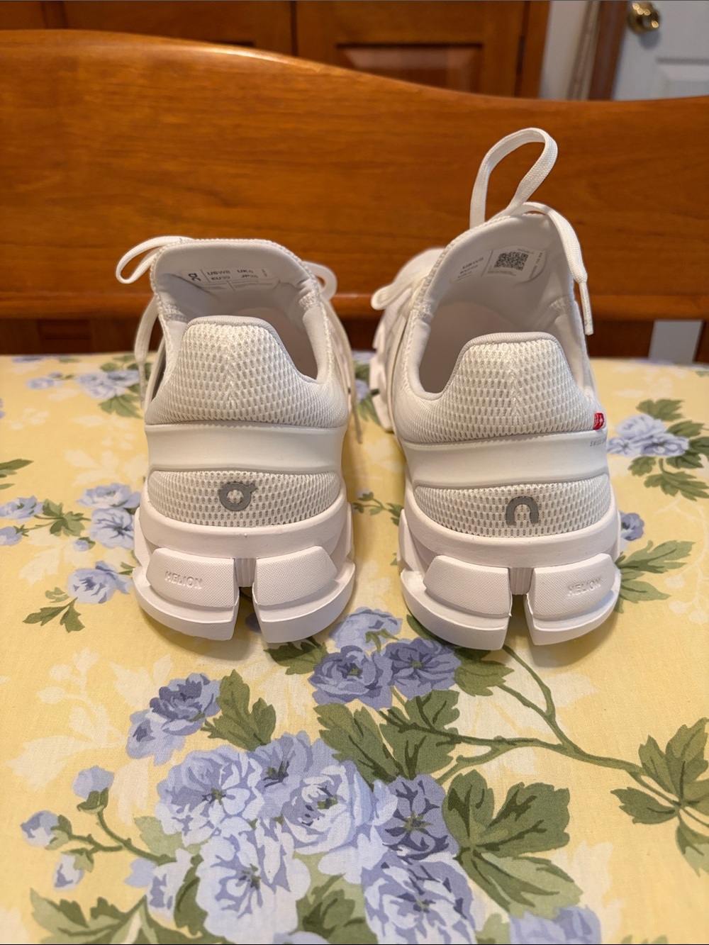On Running Women’s Cloudswift White Athletic Sneakers - Picture 4 of 8